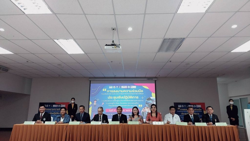 7​ กันยายน​ 2566​ เวลา​ 09.00 น.​ นายวิเชียร​ เจนตระกูลโรจน์​ ประธานหอการค้าจังหวัดกาญจนบุรี​ ร่วมลงนามความร่วมมือ และการเสริมสร้างการเรียนรู้ร่วมกับภาคีเครือข่ายสถานประกอบการ ตอบโจทย์ตลาดแรงงานและนโยบายภาครัฐสู่การพัฒนาอย่างยั่งยืน​ ร่วมกับมหาวิทยาลัยราชภัฏกาญจนบุรี พร้อมภาคีเครือข่าย​ ณ​ ห้องประชุม ชั้น 4 อาคารพัชรปัญญา คณะมนุษยศาสตร์และสังคมศาสตร์ มหาวิทยาลัยราชภัฏกาญจนบุรีemplate การใส่ข้อมูลข่าวสาร