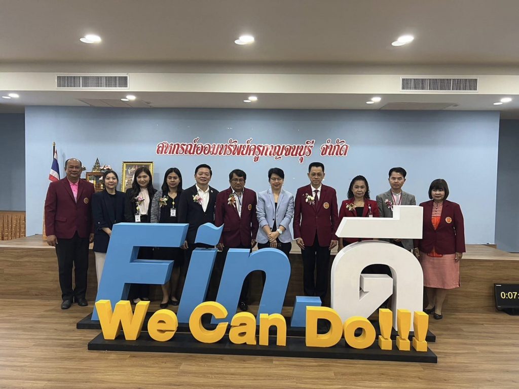 วันที่ 23 พฤศจิกายน 2566 คุณสหพันธ์ รุ่งโรจนพณิชย์ เลขาธิการหอการค้าจังหวัดกาญจนบุรี เข้าร่วมเป็นกรรมการตัดสิน ทักษะความรู้ทางการเงิน (Fin ดี We Can Do)โดยสำนักงานคณะกรรมการอาชีวศึกษา(สอศ.)มอบหมายให้สำนักงานอาชีวศึกษาจังหวัดประจวบคีรีขันธ์ โดยวิทยาลัยการอาชีพวังไกลกังวล จัดการแข่งขันทักษะวิชาชีพ ประเภททักษะความรู้ทางการเงิน ระดับภาคกลาง ณ ห้องประชุมชั้น 2 สหกรณ์ออมทรัพย์ครู จ.กาญจนบุรี