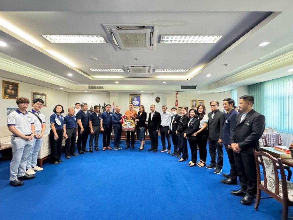 วันนี้(4 ม.ค. 67) หอการค้าจังหวัดกาญจนบุรี และ สภาอุตสาหกรรม จังหวัดกาญจนบุรี นำโดยคุณวิเชียร เจนตระกูลโรจน์ (ประธานหอการค้าจังหวัดกาญจนบุรี) คุณปราณปิยา อมรชัยยาพิทักษฺ(ประธานสภาอุตสาหกรรมจังหวัดกาญจนบุรี) พร้อมYEC และคณะกรรมการ หอการค้าจังหวัดกาญจนบุรีเข้าร่วมอวยพรเนื่องในวันขึ้นปีใหม่ 2567 แก่ท่านร้อยโททศพล ไชยโกมินทร์ (ผู้ว่าราชการจังหวัดกาญจนบุรี)ท่านวุฒิพงษ์ สุภัควนิช (รองผู้ว่าราชการจังหวัด) อุตสาหกรรมจังหวัดกาญจนบุรี และสรรพากรจังหวัดกาญจนบุรี